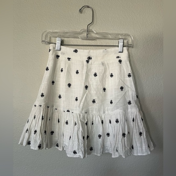A Loves A White Floral Embroidered Mini Skirt Women’s  Size 0 - Picture 4 of 15